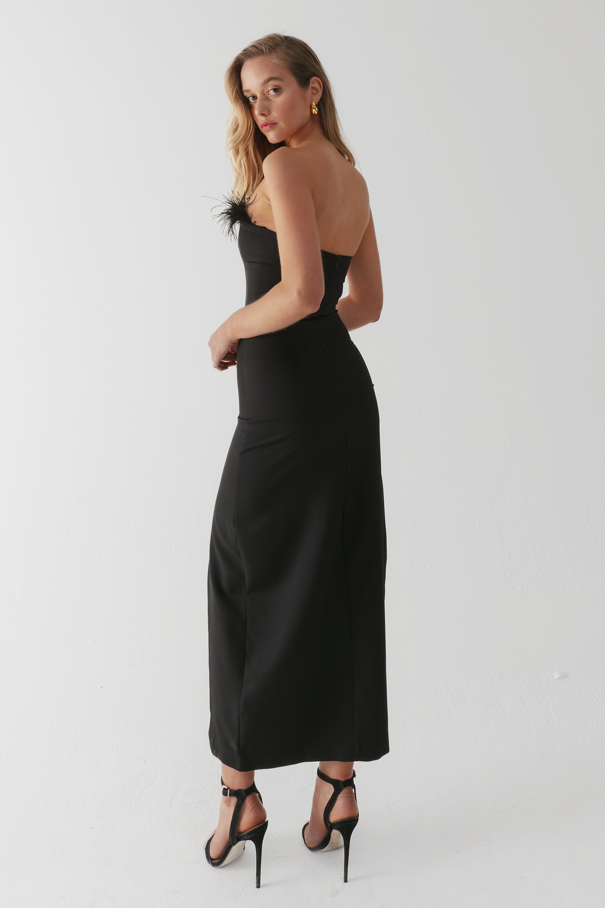 Vestido negro online plumas