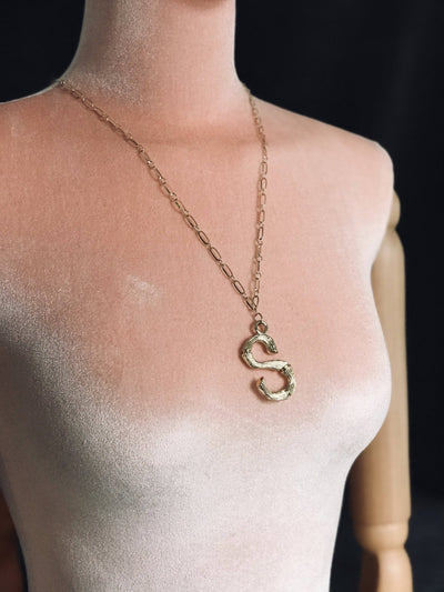 Collar letra